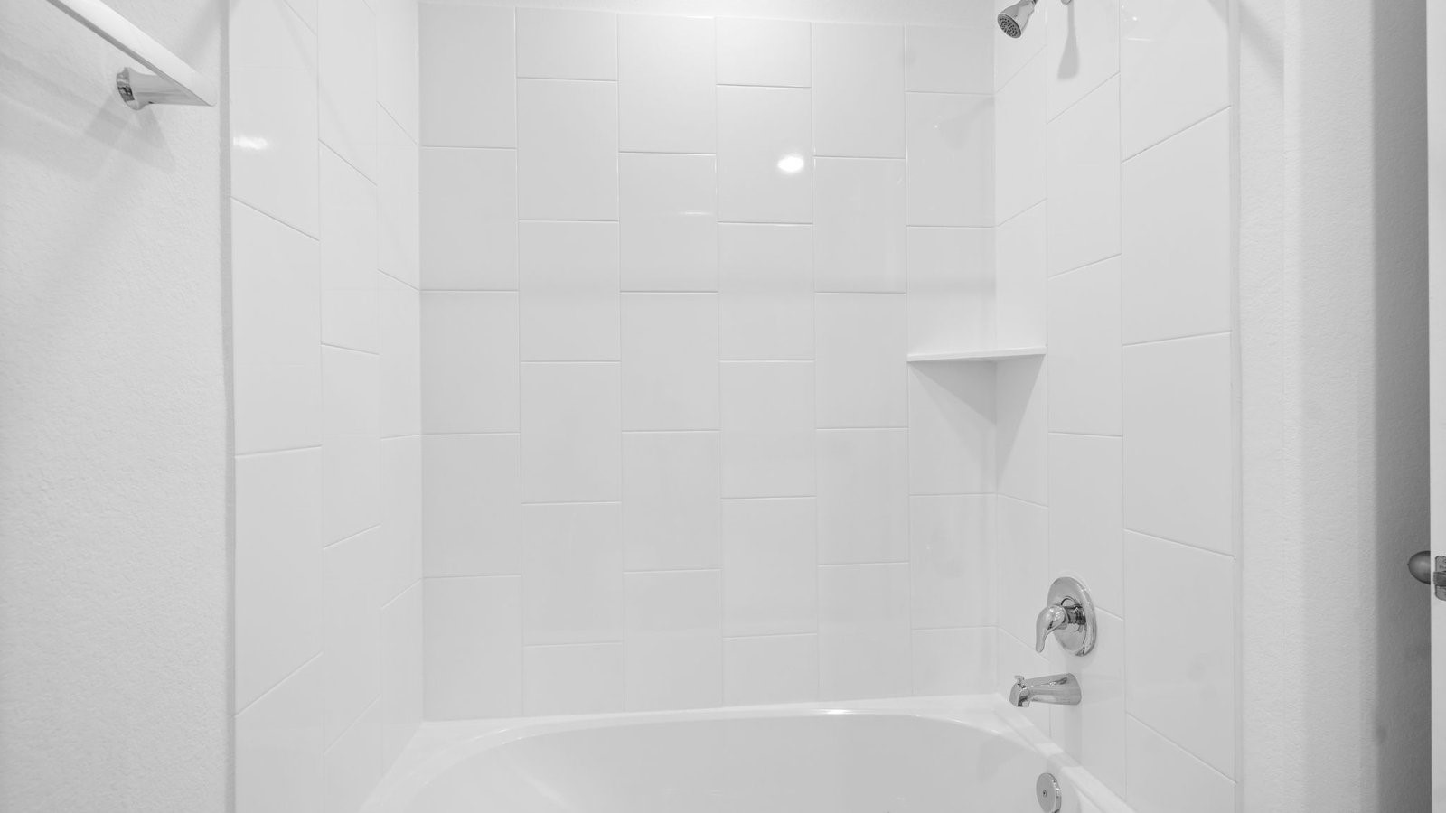 13 Robin Court Angleton, TX 77515 - Photo 17 of 27 a bathroom with a bathtub