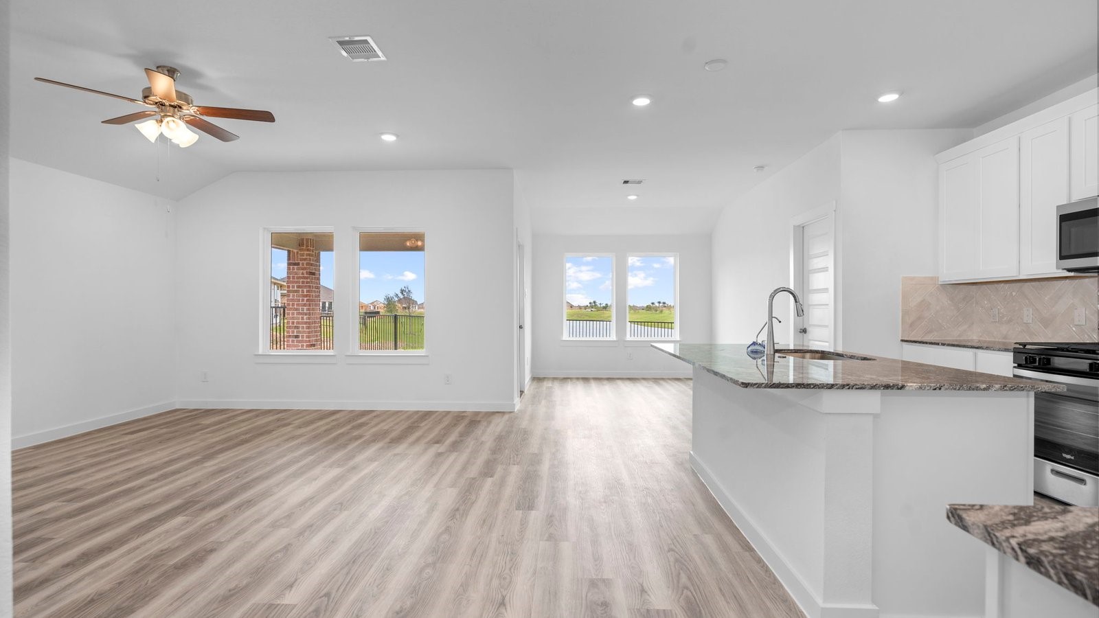 13 Robin Court Angleton, TX 77515 - Photo 4 of 27 a view of kitchen and living room