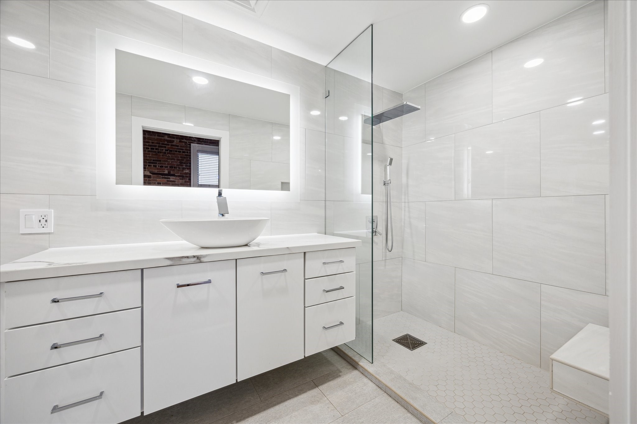 915 Franklin Street, Unit 9I Houston, TX 77002 - Photo 14 of 23 a bathroom with a shower sink and mirror