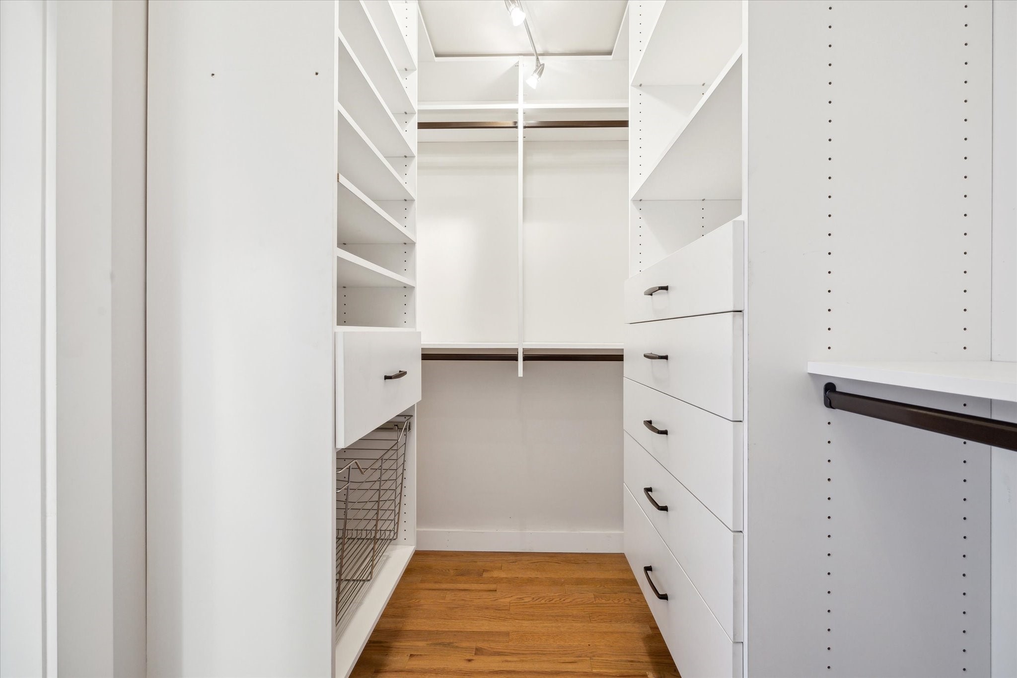 915 Franklin Street, Unit 9I Houston, TX 77002 - Photo 16 of 23 a view of walk in closet with empty racks