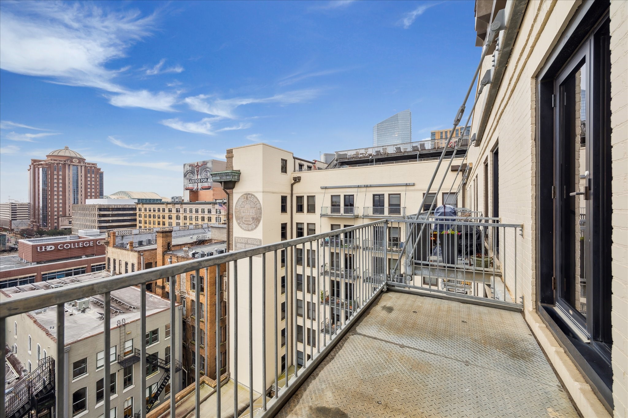 915 Franklin Street, Unit 9I Houston, TX 77002 - Photo 17 of 23 a view of a balcony with city view