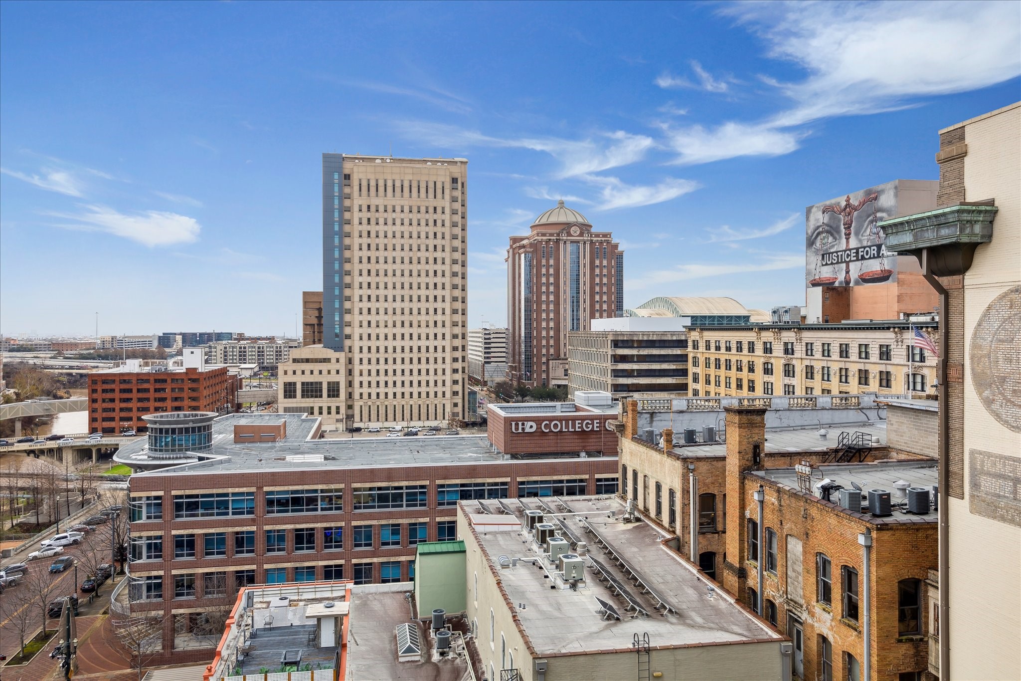 915 Franklin Street, Unit 9I Houston, TX 77002 - Photo 18 of 23 a view of a city with tall buildings