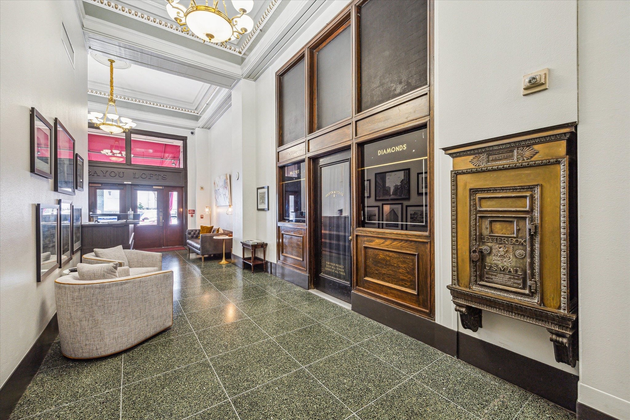 915 Franklin Street, Unit 9I Houston, TX 77002 - Photo 20 of 23 a living room with furniture