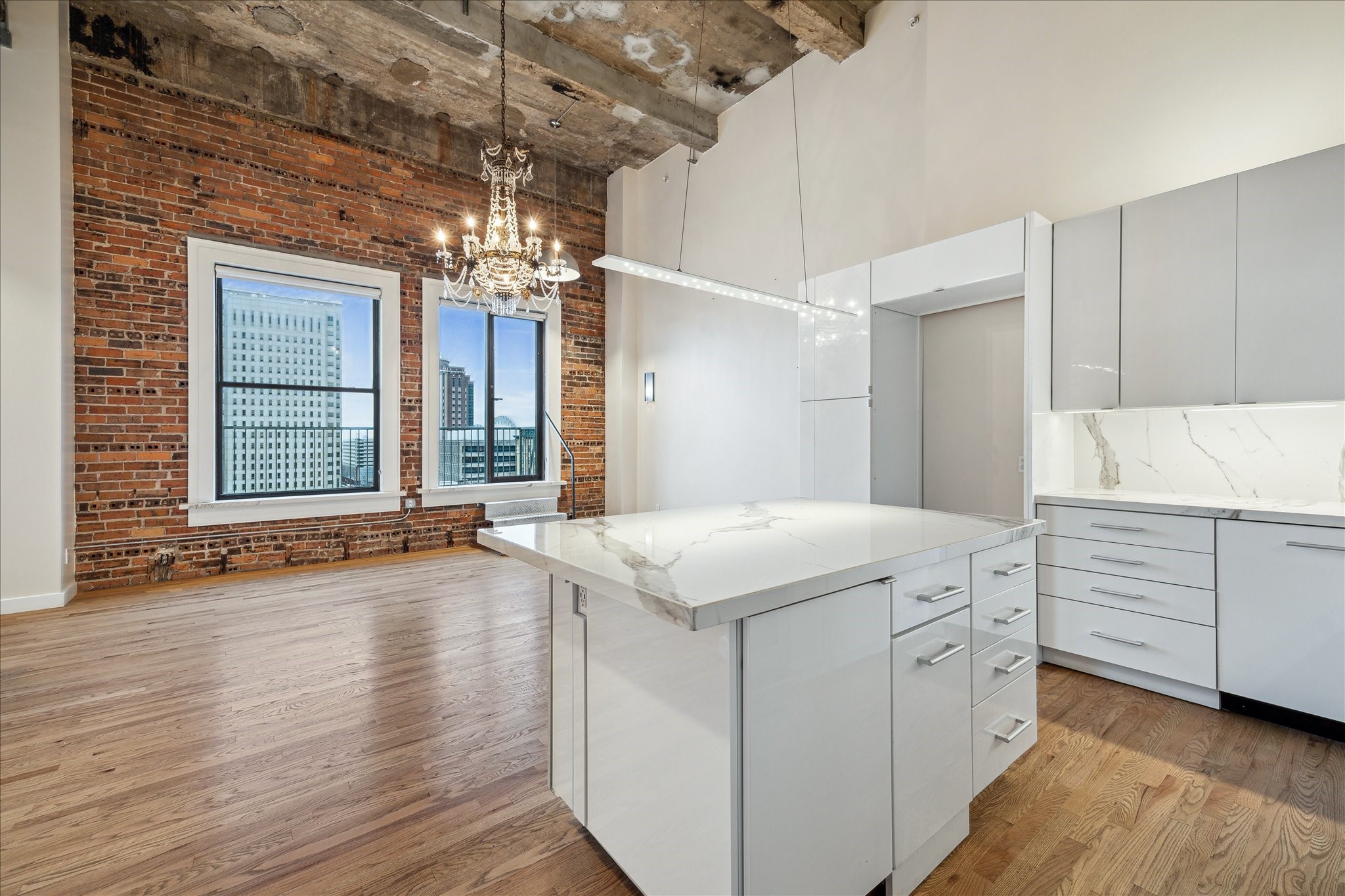 915 Franklin Street, Unit 9I Houston, TX 77002 - Photo 2 of 23 a kitchen that has a cabinets counter space and a window in it