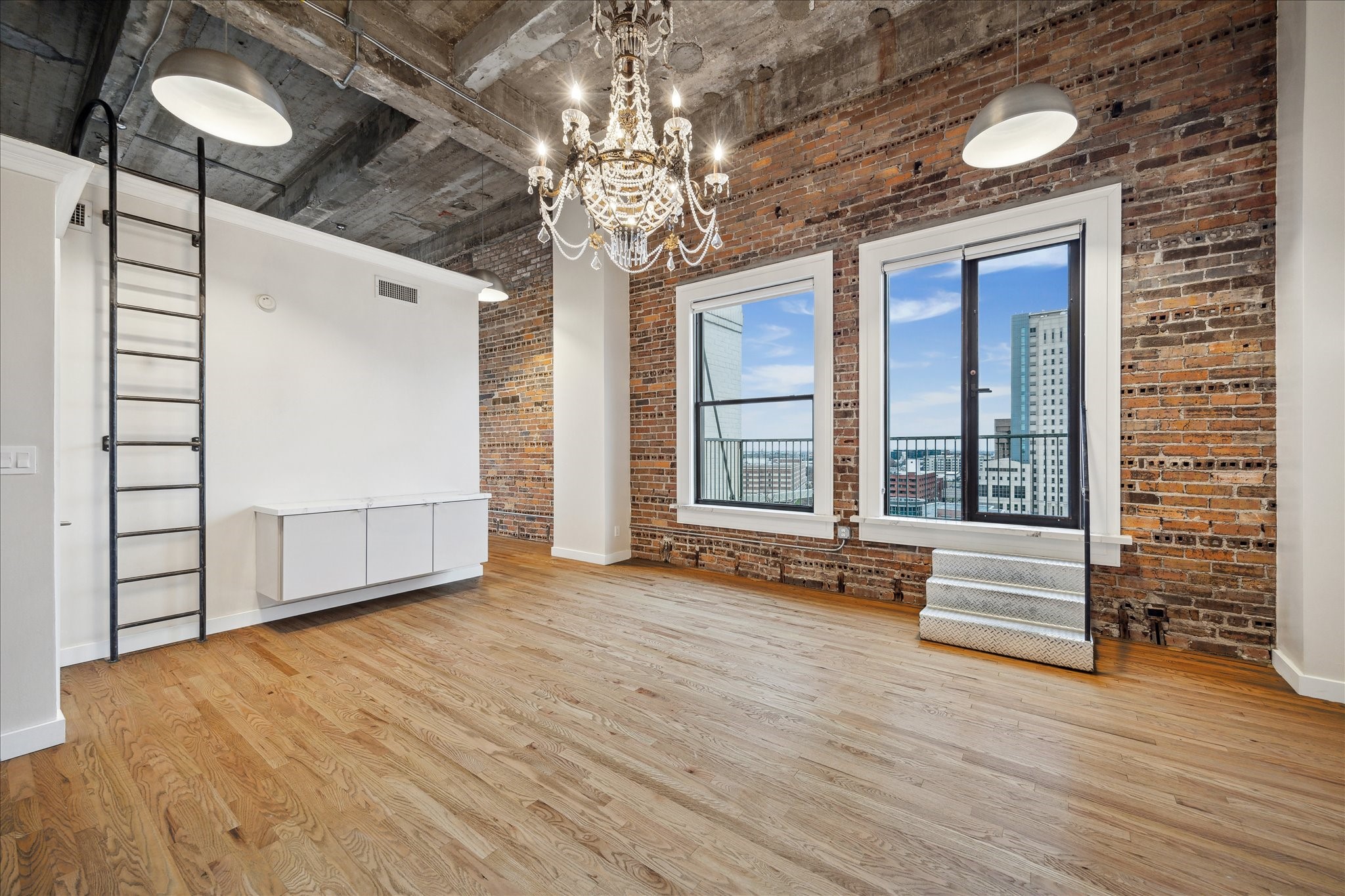 915 Franklin Street, Unit 9I Houston, TX 77002 - Photo 6 of 23 a view of an empty room with a window and wooden floor