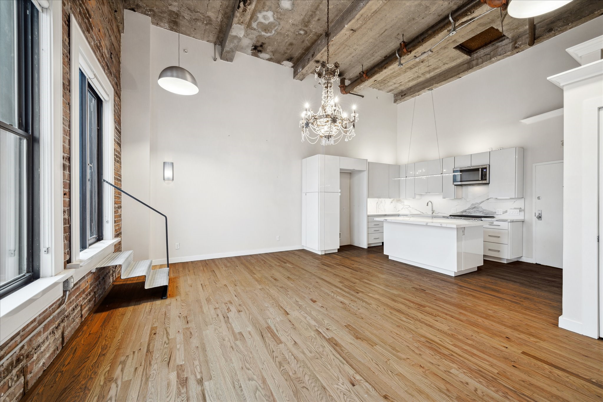 915 Franklin Street, Unit 9I Houston, TX 77002 - Photo 9 of 23 a view of empty room with wooden floor and fan