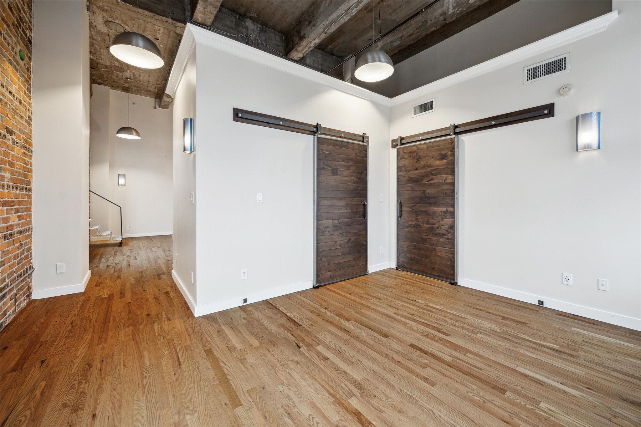 915 Franklin Street, Unit 9I Houston, TX 77002 - Photo 10 of 23 a view of empty room with wooden floor