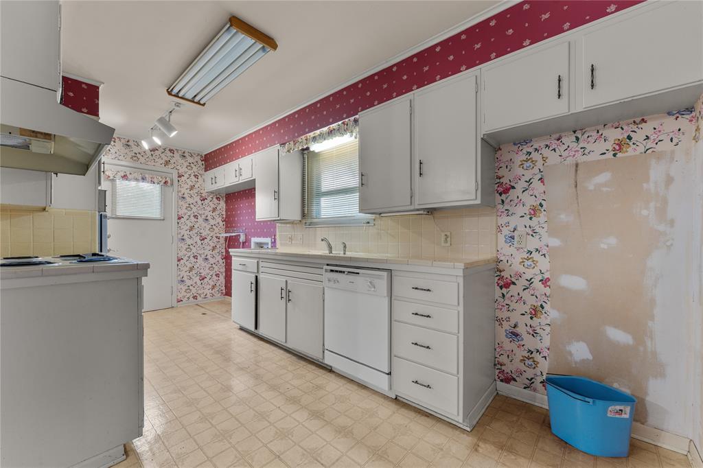 3216 MacArthur Drive Waco, TX 76708 - Photo 22 of 39 a kitchen with cabinets appliances and a ceiling fan