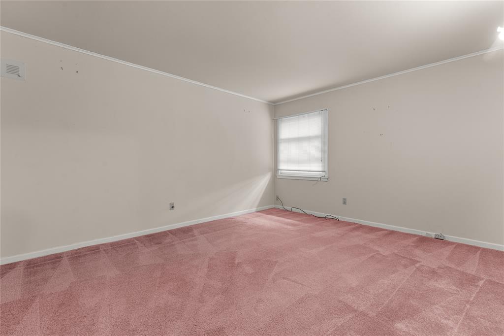 3216 MacArthur Drive Waco, TX 76708 - Photo 28 of 39 an empty room with windows and closet