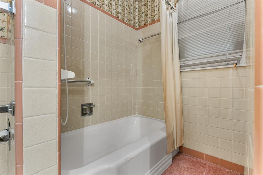 3216 MacArthur Drive Waco, TX 76708 - Photo 32 of 39 a bathroom with a bathtub and shower