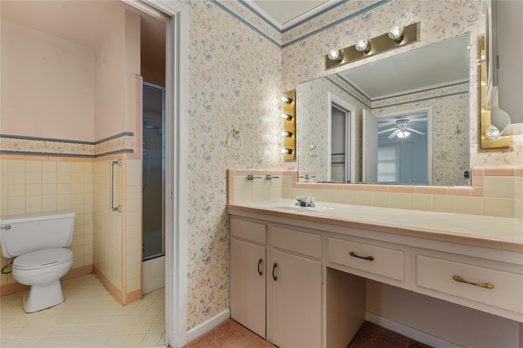 3216 MacArthur Drive Waco, TX 76708 - Photo 38 of 39 a spacious bathroom with a double vanity sink toilet and a mirror