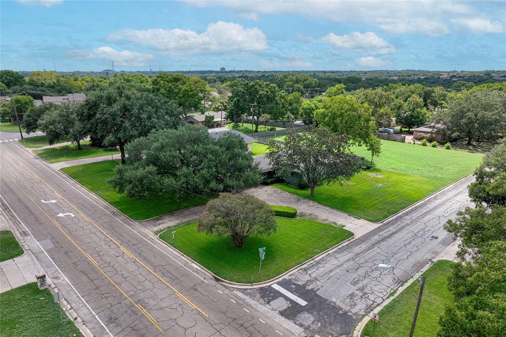 3216 MacArthur Drive Waco, TX 76708 - Photo 4 of 39 a view of a garden from a balcony