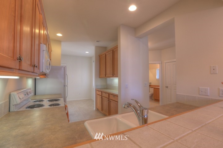 18709 109 Lane Southeast Renton, WA 98055 - Photo 4 of 25 Gallery Image 4