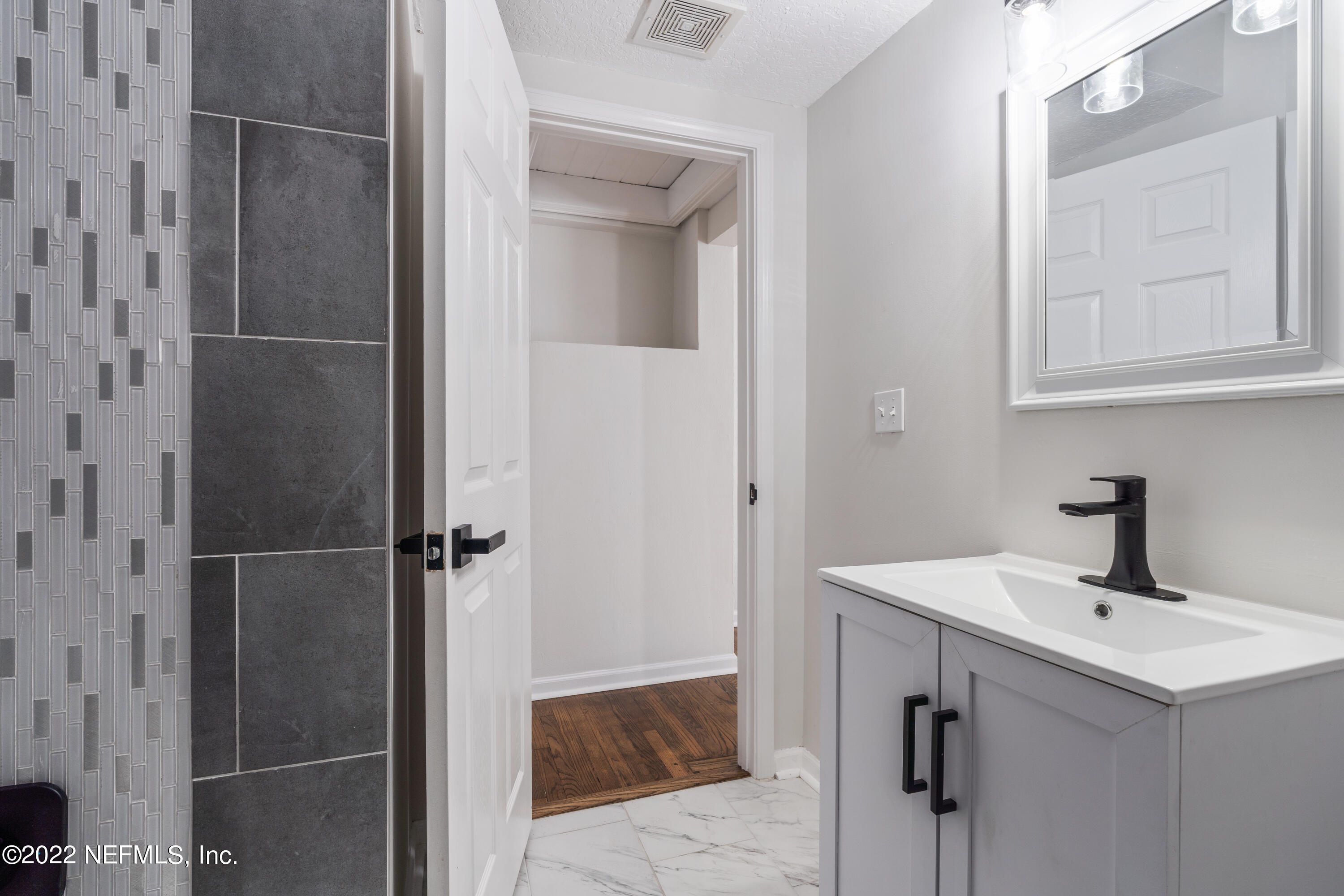 1661 Charon Road Jacksonville, FL 32205 - Photo 28 of 44 guest bath