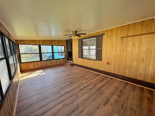 a view of a backyard