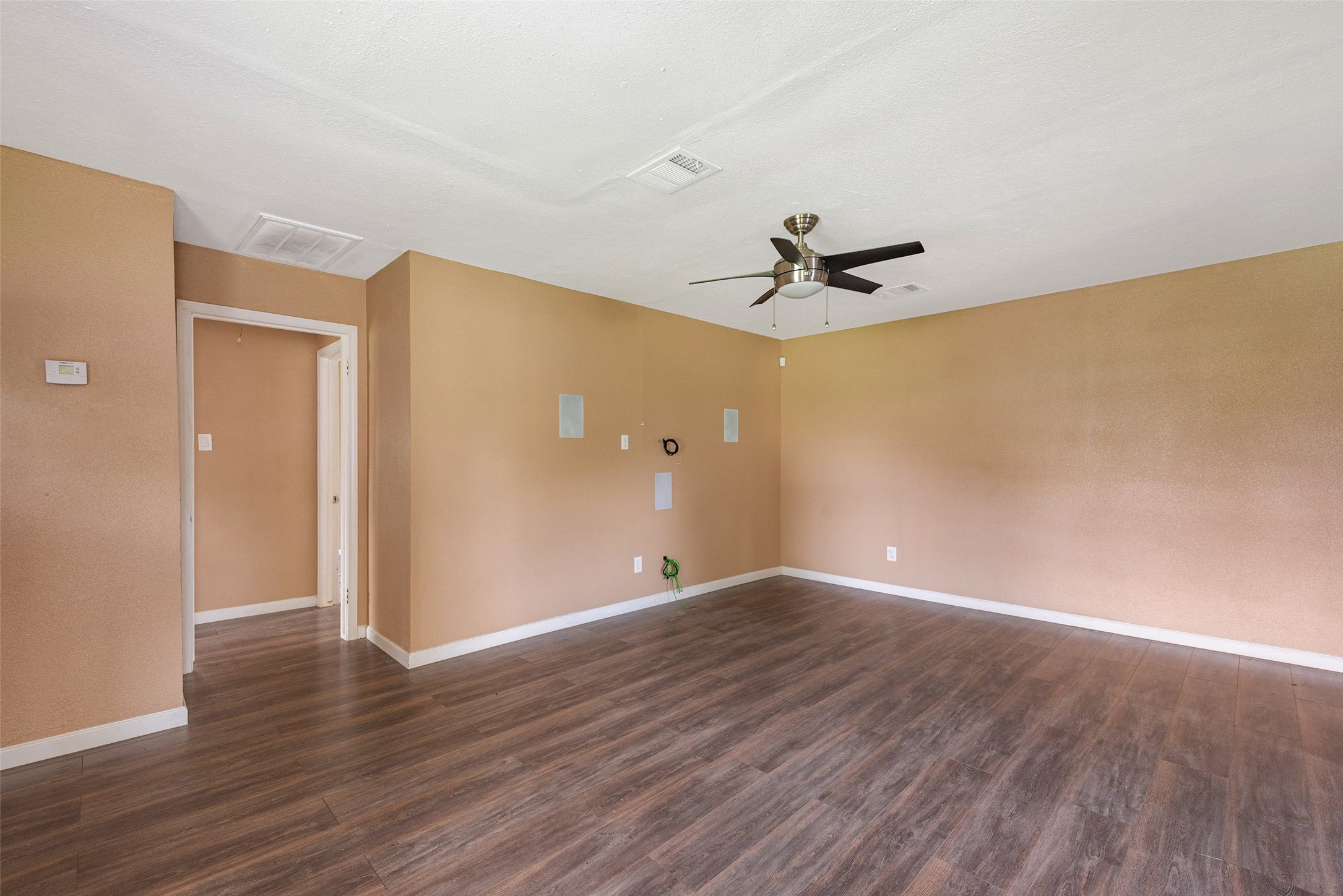 202 Norview Drive Houston, TX 77022 - Photo 4 of 24
