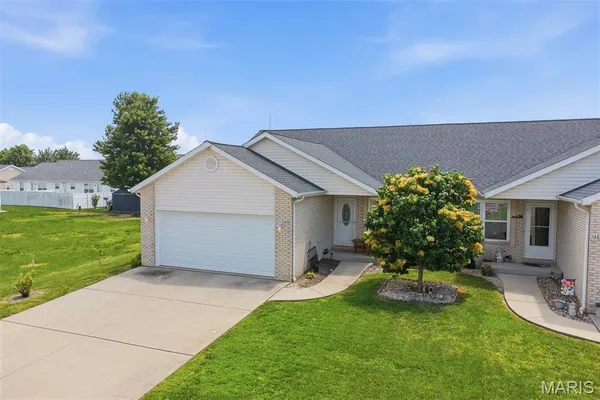 $230,000 | 125 Auburn Court, Unit A, Highland, IL 62249
