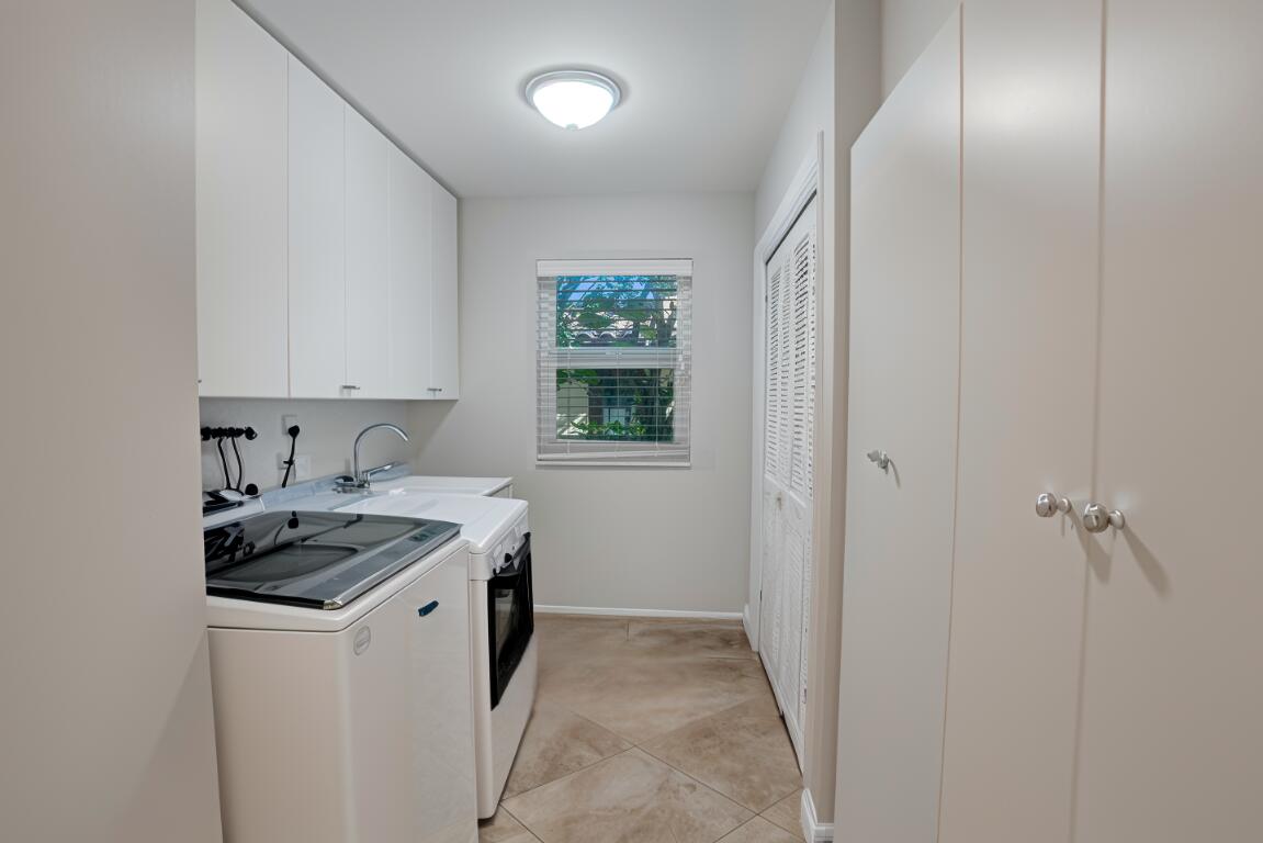 2850 Northwest 27th Avenue Boca Raton, FL 33434 - Photo 35 of 55 Laundry room
