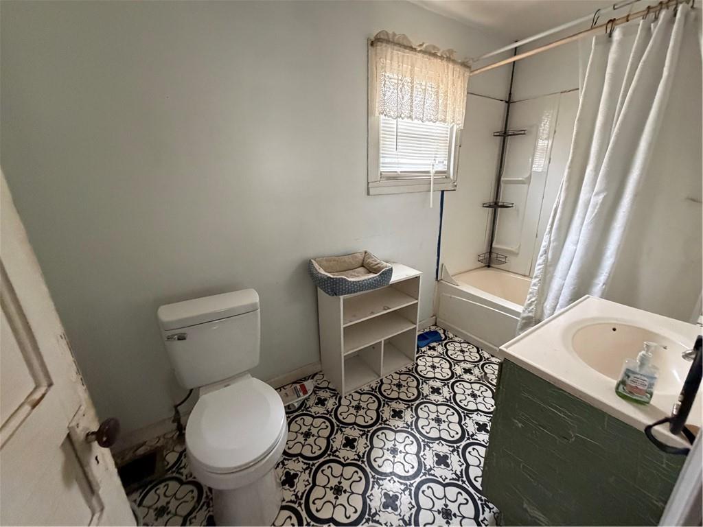 467 Reno Street Rochester, PA 15074 - Photo 11 of 11 a bathroom with a sink toilet and shower