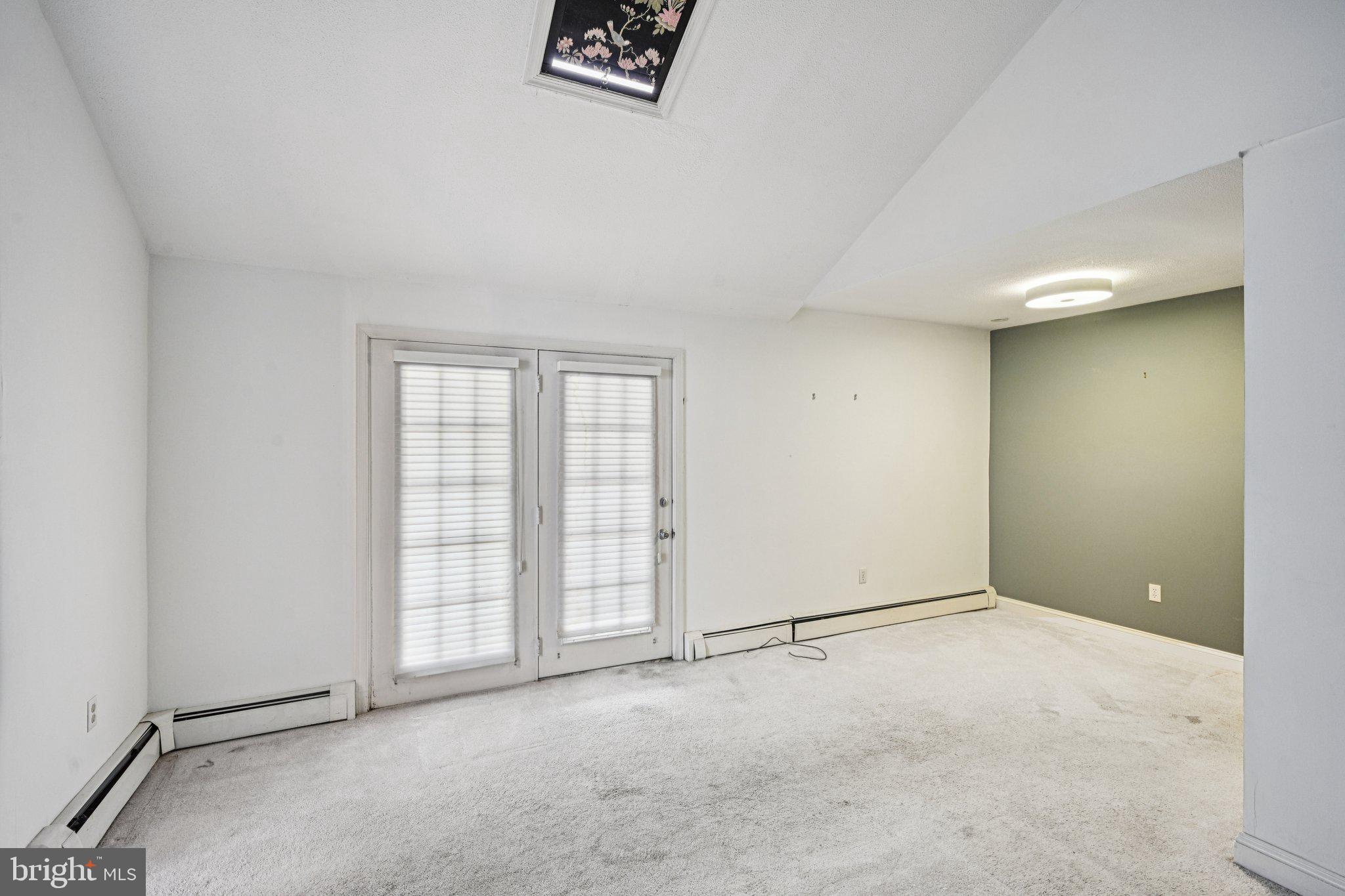 1607 Silverside Road Wilmington, DE 19810 - Photo 18 of 36 an empty room with windows