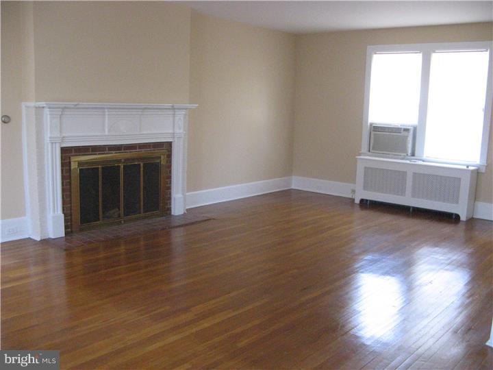 11 Ridgway Street Mount Holly, NJ 08060 - Photo 2 of 18 Living Room