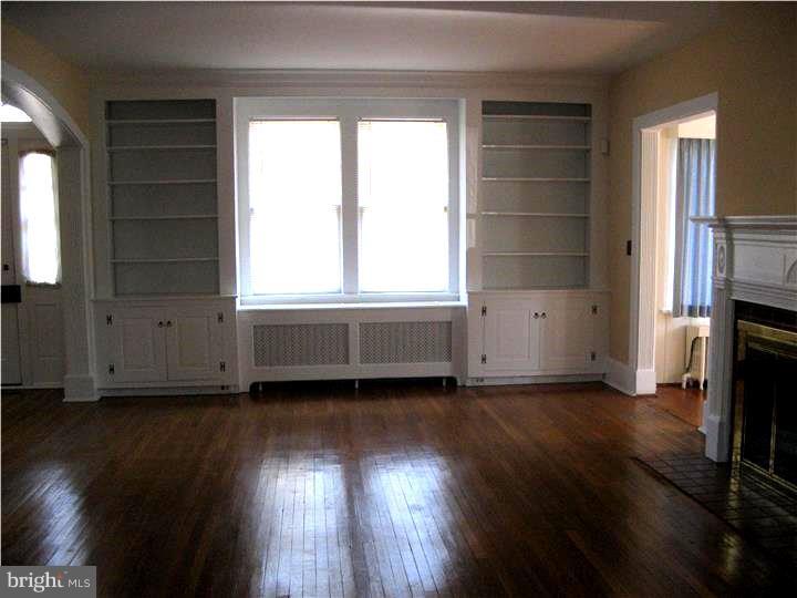 11 Ridgway Street Mount Holly, NJ 08060 - Photo 3 of 18 Living Room