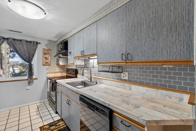 $249,900 | 3 Sun Ridge Lane, Unit 3, Cromwell, CT 06416