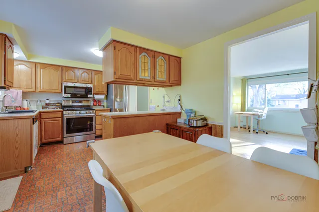 $399,000 | 1914 Capital Court, Schaumburg, IL 60193