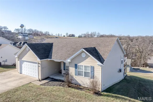 $299,900 | 805 Douglas Street, New Haven, MO 63068