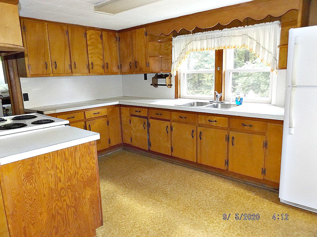 334 Whaley Town Road Butler, TN 37640 - Photo 5 of 24 DSCF7040777