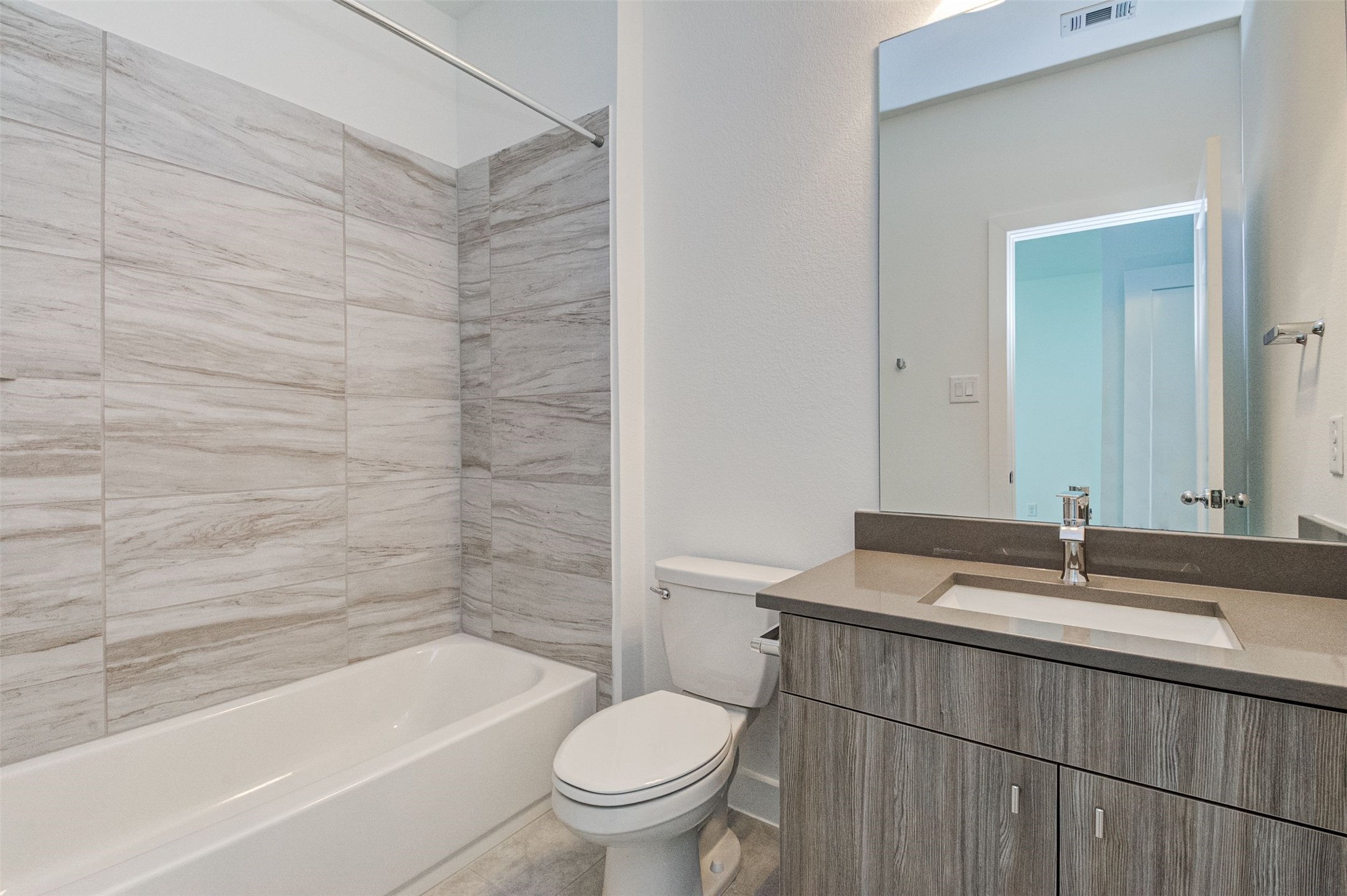 482 South Centro Circle Conroe, TX 77385 - Photo 17 of 23 a bathroom with a sink a toilet and bathtub