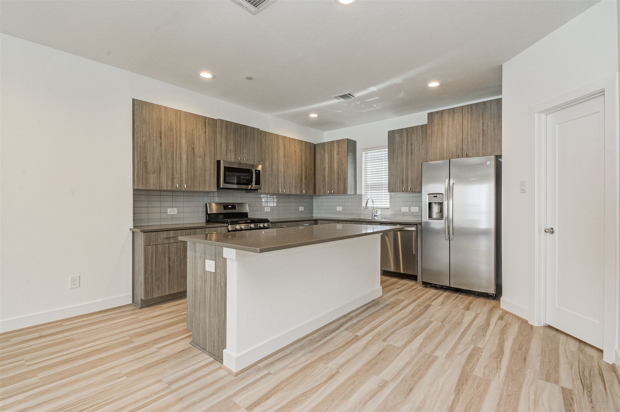 482 South Centro Circle Conroe, TX 77385 - Photo 4 of 23 a kitchen with stainless steel appliances granite countertop a refrigerator stove top oven and sink