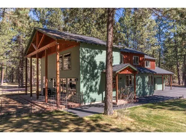 a view of a house with backyard
