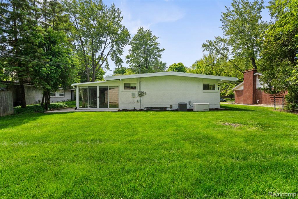 29748 Chelmsford Road Southfield, MI 48076 - Photo 29 of 42 Gallery Image 29