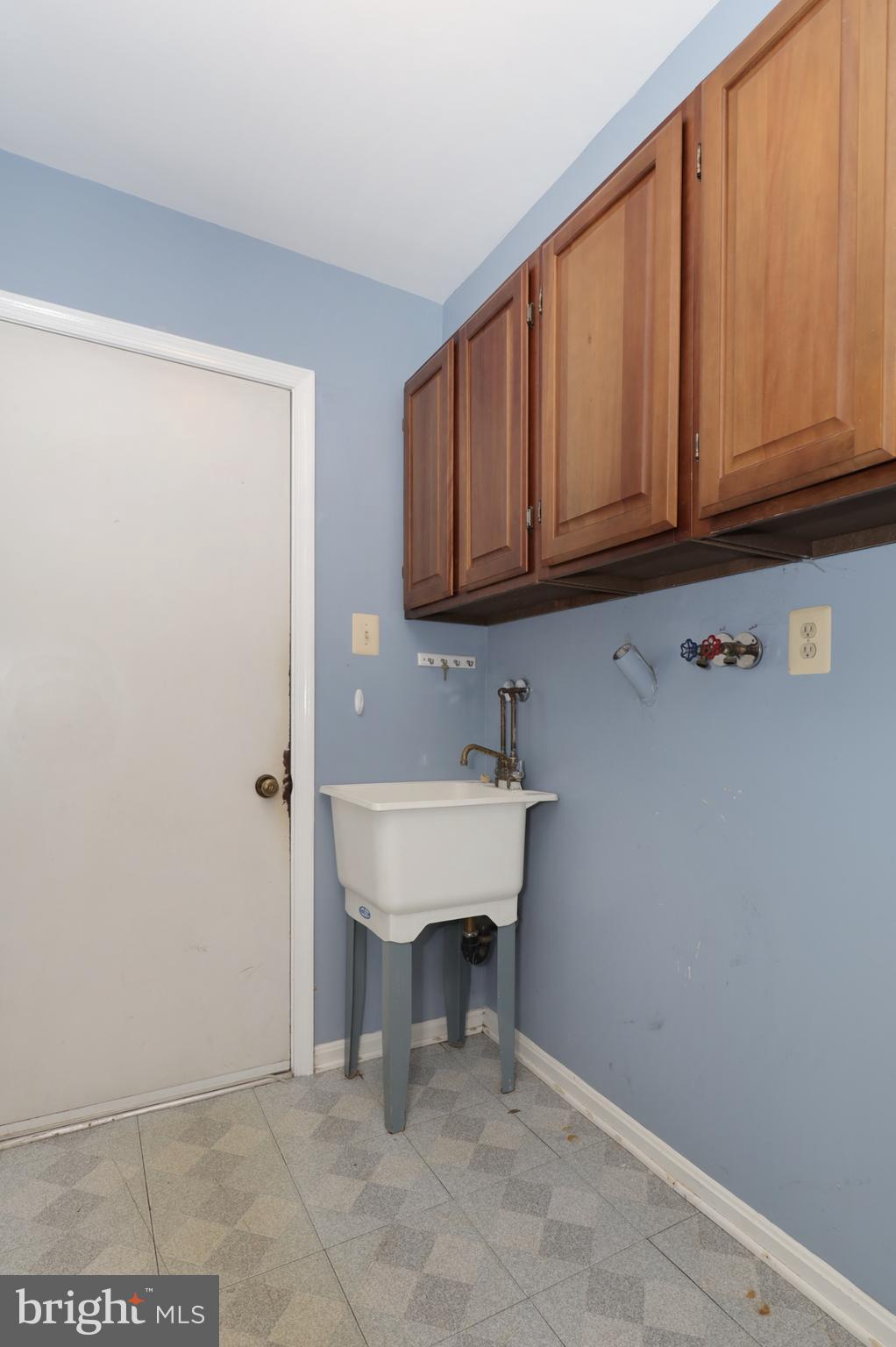9925 Natick Road Burke, VA 22015 - Photo 41 of 66 laundry room with tub