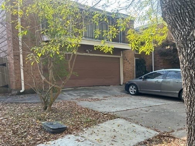 7607 Secretariat Lane Houston, TX 77071 - Photo 4 of 7 a view of a car garage