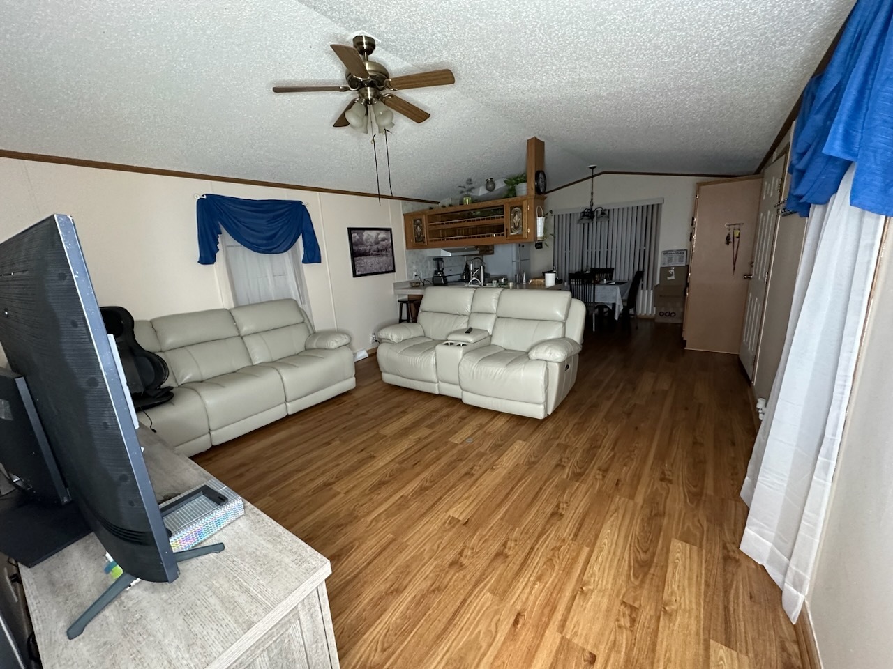 8800 South Harlem Avenue, Unit 809 Bridgeview, IL 60455 - Photo 4 of 14 a living room with furniture