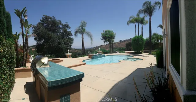 a view of a backyard with plants