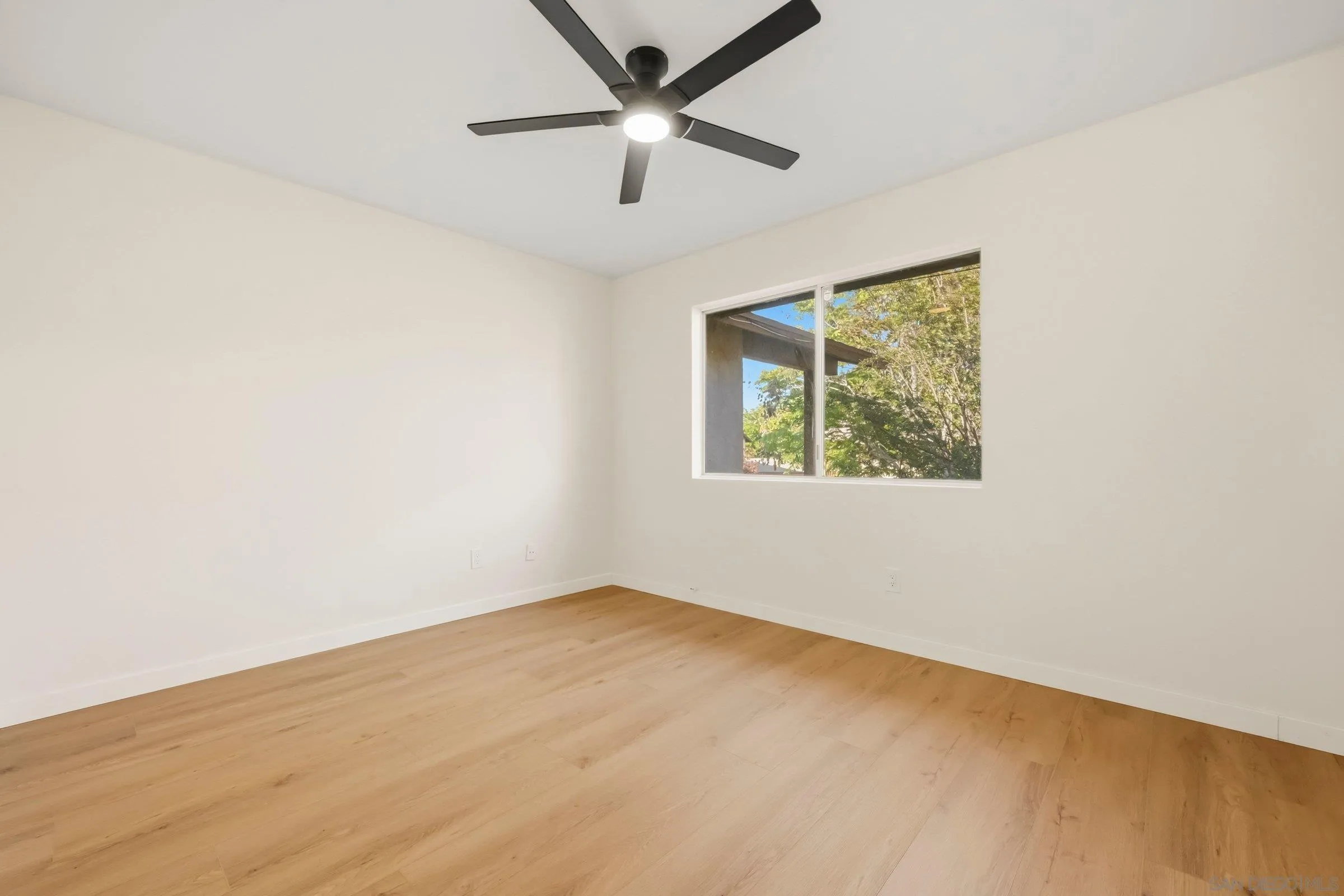 458 Ridgeway Court Spring Valley, CA 91977 - Photo 20 of 26 an empty room with a window and a ceiling fan