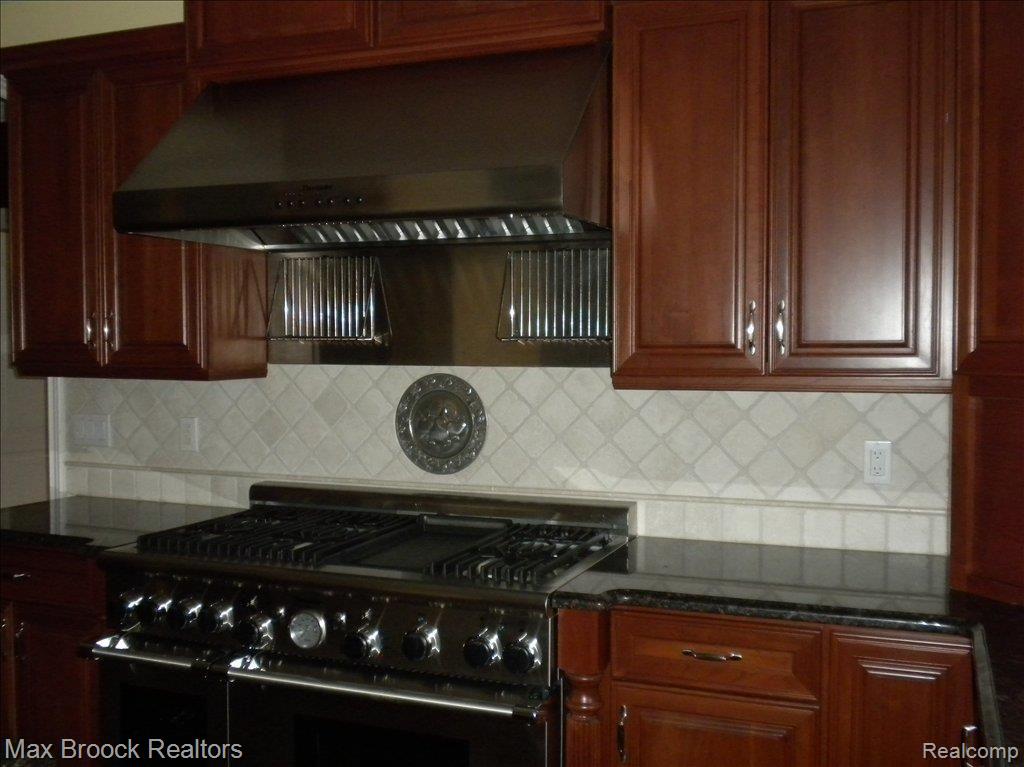 1701 Buell Court Rochester, MI 48306 - Photo 16 of 25 High-end Appliances