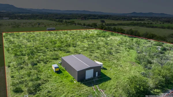 a view of a back yard