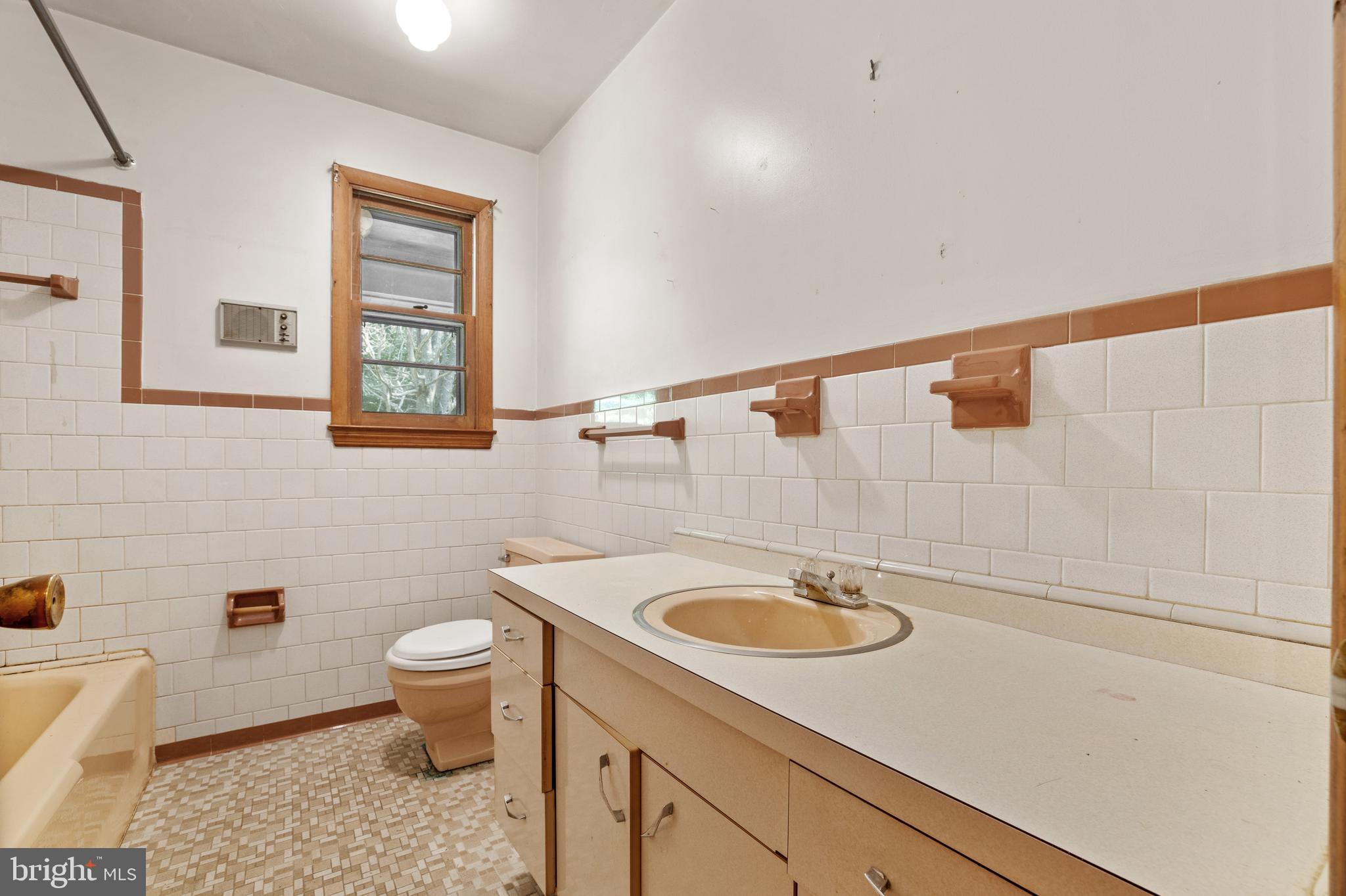 2170 Old Dairy Farm Road Gambrills, MD 21054 - Photo 20 of 47 Hall bath