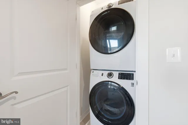 a close up view of a washer and dryer
