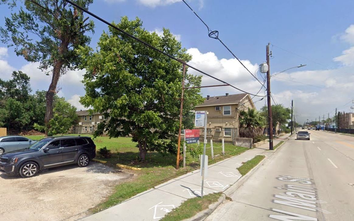4514 North Main Street Houston, TX 77009 - Photo 3 of 15 STREETVIEW OF LOT ON THE LEFT