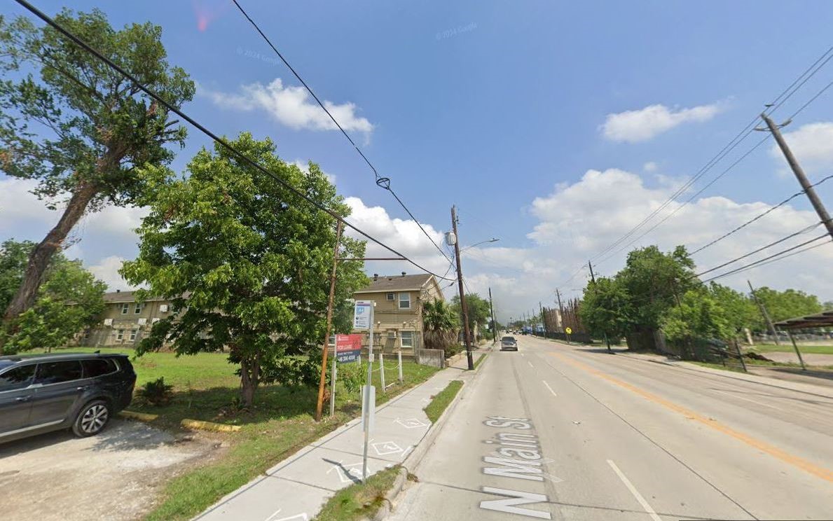 4514 North Main Street Houston, TX 77009 - Photo 4 of 15 STREETVIEW OF LOT ON THE LEFT