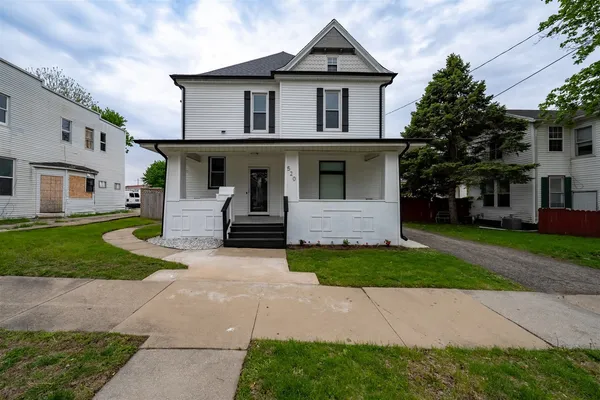 $245,000 | 520 West Grove Street, Bloomington, IL 61701