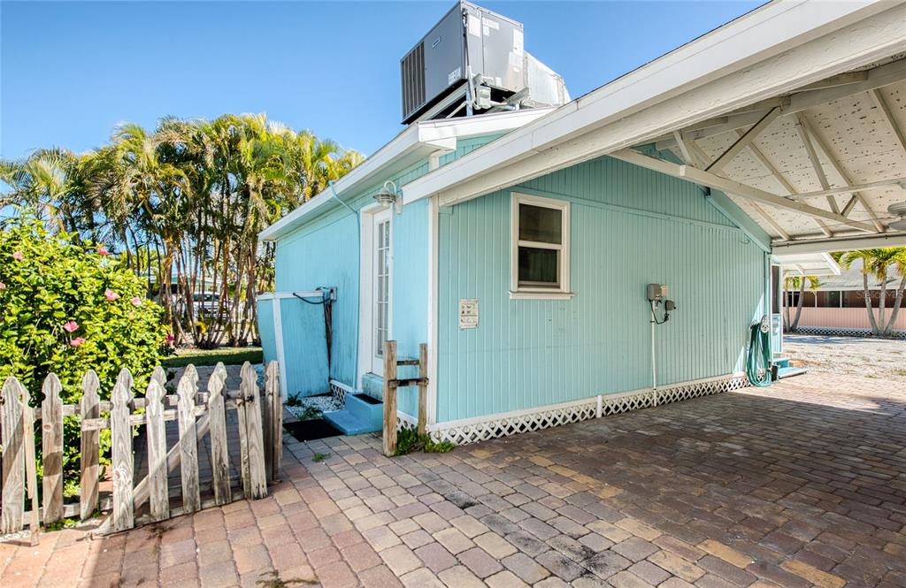 13136 4th Street East Madeira Beach, FL 33708 - Photo 18 of 75 a backyard of a house