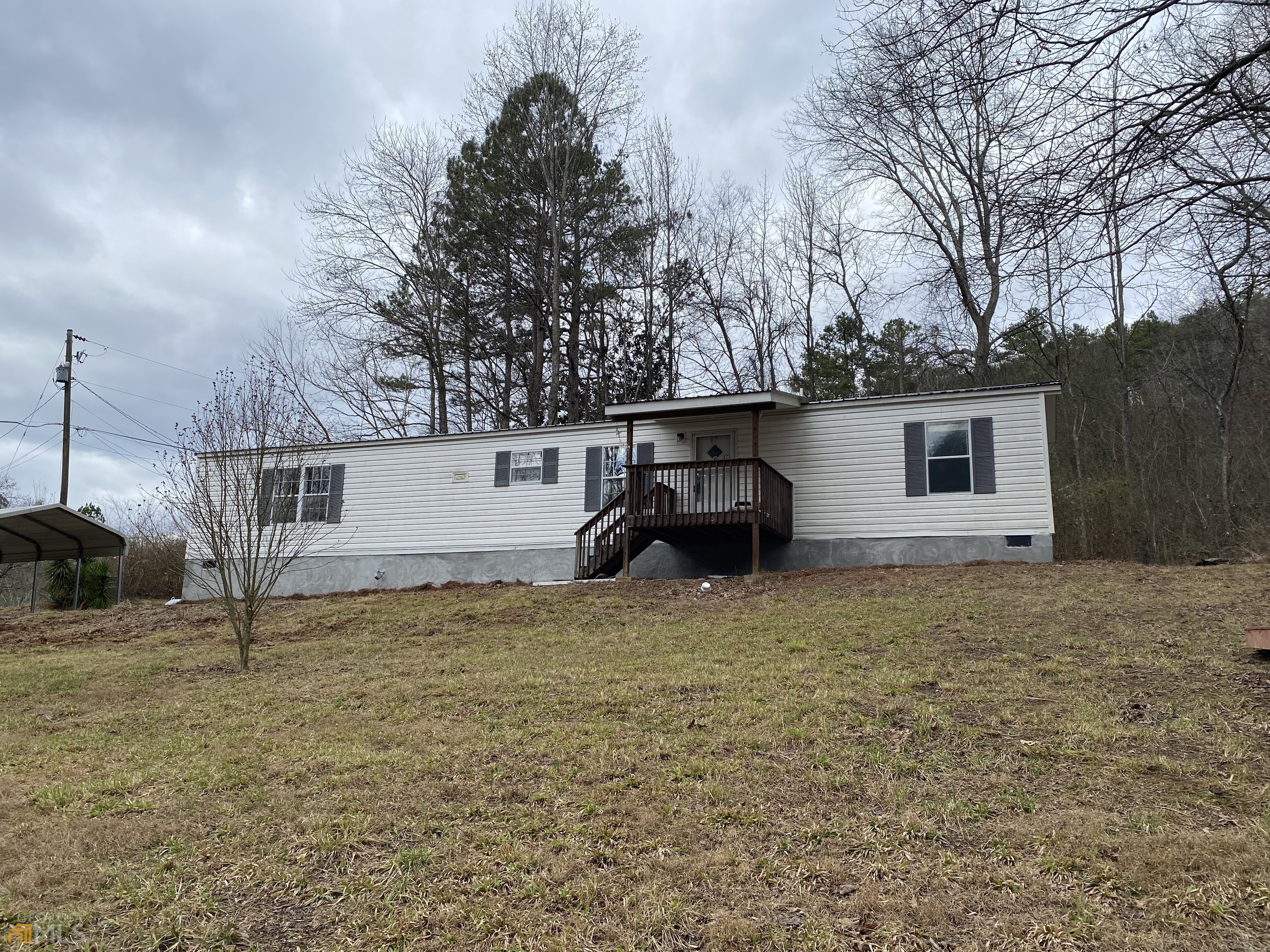 a view of a house with a backyard