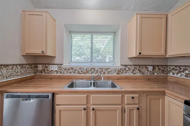 $2,000 | 6907 Yardley Drive, Katy, TX 77494