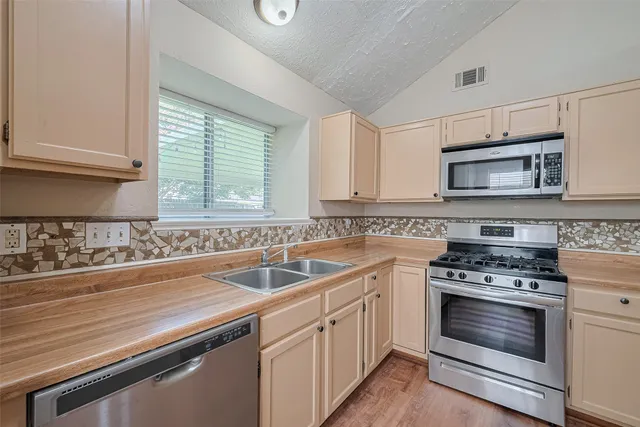 $2,000 | 6907 Yardley Drive, Katy, TX 77494